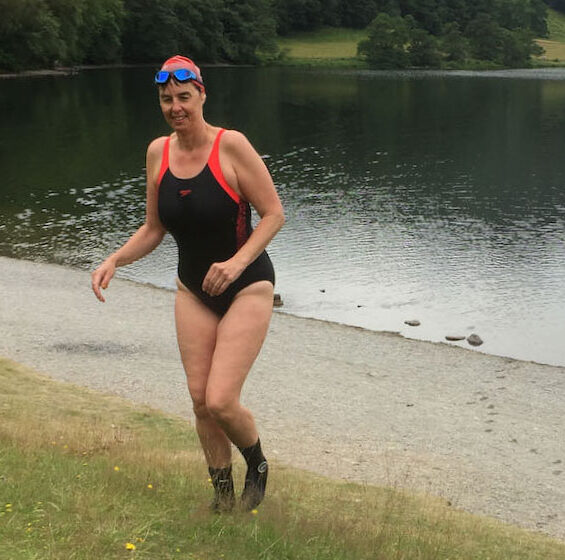 Annelies na het zwemmen in lake Grasmere in het Lake District