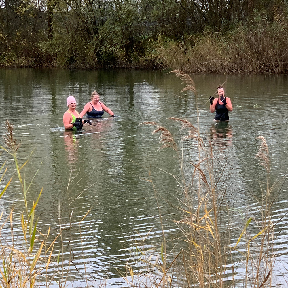 3 vrouwen in het water tijdens het winterzwemmen